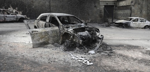 Požár byl natolik silný, že tavil kov aut jak voskovou svíčku (Foto: Yorgos Karahalis).