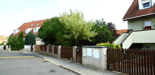 Jeden z domů v Horoměřicích (na snímku z 27. července 2018), který si bývalí klienti zkrachovalé společnosti H-System dostavěli svépomocí. 