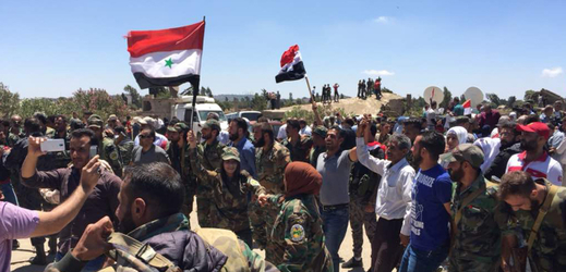 V syrské Kunajtře vládní vojska oslavovala porážku rebelů.