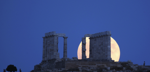 Zatmění Měsíce v Řecku.