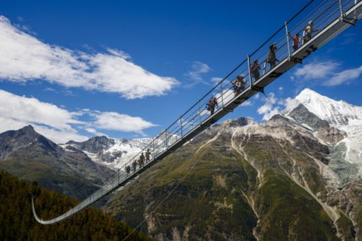 Nejdelší visutý most pro pěší na světě uvedli před rokem, 29. července 2017, do provozu v Alpách na jihu Švýcarska.