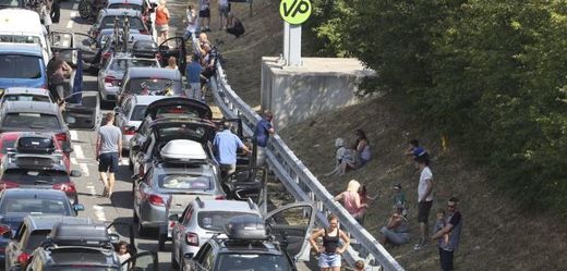 Dopravní situace před Eurotunelem v Británii.