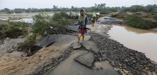 Silnice zničená záplavami v Indii.