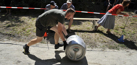 Stovka mužů a žen válela pivní sud, přiťuklo se stovkou piv.