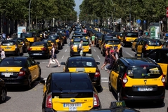 Tisíce taxikářů zablokovaly centrum Barcelony.
