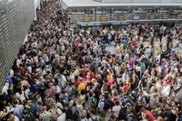 Lidé uvázlí na letišti v Mnichově.