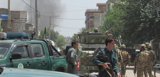 Afgánské ozbrojené složky po útoku na školu v Dželálábádu.