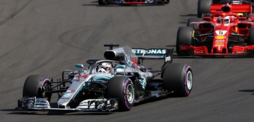 Lewis Hamilton ve svém monopostu na prvním místě.