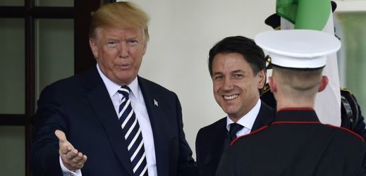 Americký prezident Donald Trump ocenil italského premiéra Giuseppea Conteho za rázný protiimigrační přístup jeho vlády.