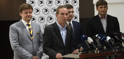 Předseda Pirátů Ivan Bartoš se svými stranickými kolegy.