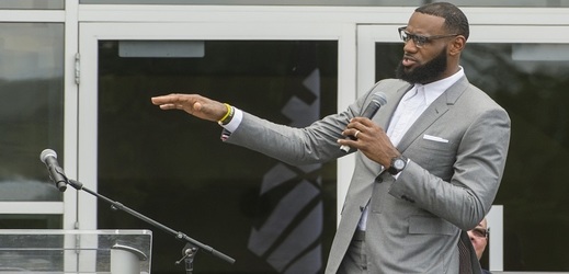 Hvězdný basketbalista LeBron James otevřel v rodném Akronu základní školu pro znevýhodněné děti.