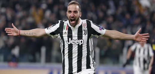 Argentinský forvard Gonzalo Higuaín by měl podle italských médií odejít z Juventusu do milánského AC.
