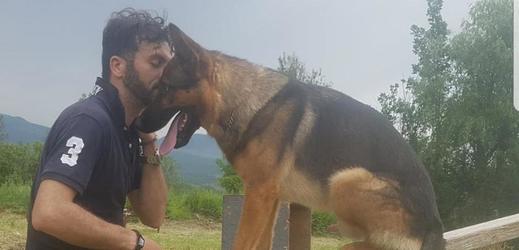 Na snímku Fabiano Ettorre a jeho pes Kaos, který zachraňoval lidské životy.