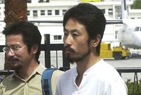 Japonský novinář Džumpei Jasuda (vpravo) na snímku z roku 2004.