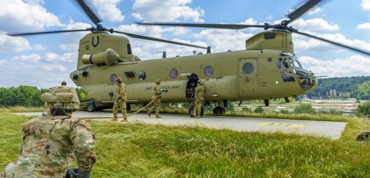 Cvičení NATO, vrtulník CH-47 Chinook.