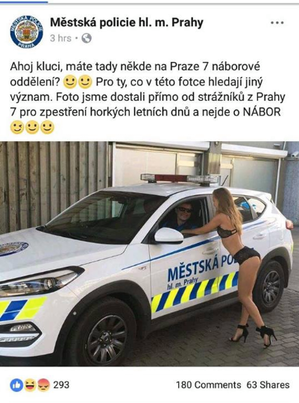 Kontroverzní, později stažená fotka facebookové stránky pražské policie.