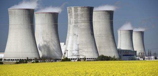Chladící věže jaderné elektrárny Dukovany.
