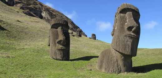 Obří sochy moai na Velikonočním ostrově.
