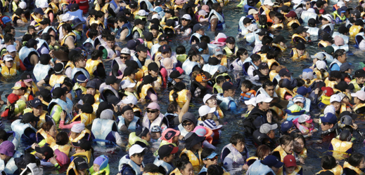 Dav Korejců snažící se ochladit v jihokorejském městě Jongin.
