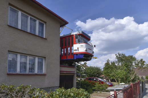 Kuriózní foto z Jihlavy, tramvaj na střeše garáže.