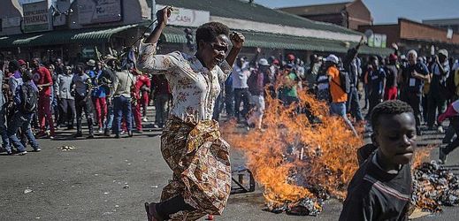 Příznivci opozičního Hnutí pro demokratickou změnu v ulicích Harare.