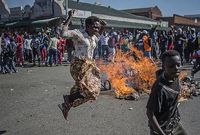 Příznivci opozičního Hnutí pro demokratickou změnu v ulicích Harare.