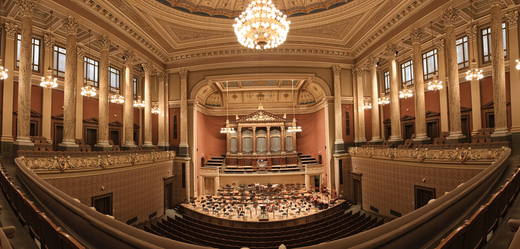 Dvořákova koncertní síň v novorenesanční budově Rudolfina, která je zároveň sídlem České filharmonie.