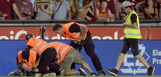 Sparťanští fanoušci, kteří vtrhli ve čtvrtek na hrací plochu, dostanou trest.