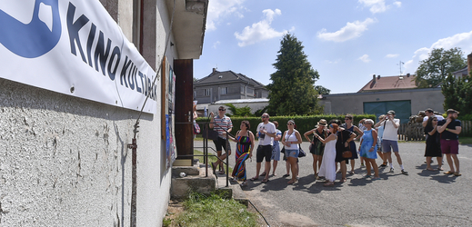 Fronta diváků před zahájením projekce filmu Ondřeje Trojana s názvem Toman, ve slavonickém kulturním domě.