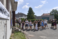 Fronta diváků před zahájením projekce filmu Ondřeje Trojana s názvem Toman, ve slavonickém kulturním domě.