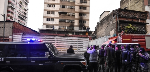 Policie u budovy, do které během Madurova projevu narazil dron ozbrojený výbušninami.
