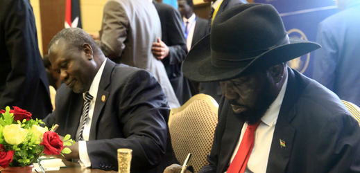 Prezident Jižního Súdánu Salva Kiir (vpravo) a lídr ozbrojené opozice Riek Machar podepsali mírovou dohodu.