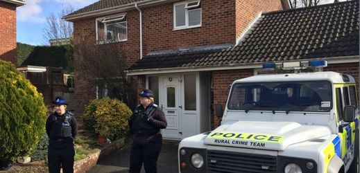 Britská policie po útoku na Skripalovi hlídala jejich dům.