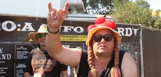 Fanoušci metalu na festivalu v Hackenu. 