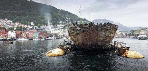 Amundsenova potopená polární loď Maud se vrátila do Norska.