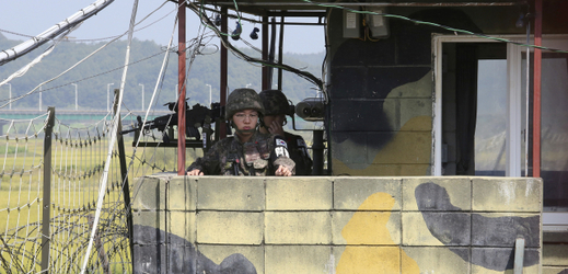 Jihokorejští vojáci hlídkující blízko hranic se Severní Koreou.