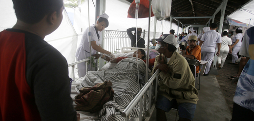 Pacienti evakuovaní před nemocnicí.