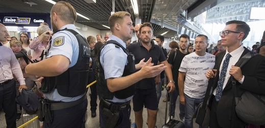 Policisté evakuují letiště ve Frankfurtu nad Mohanem.