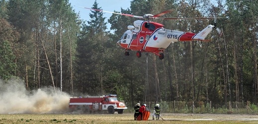 S hašením požáru pomáhá i vrtulník.
