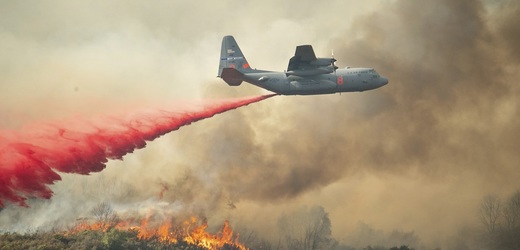 Hasiči bojují s požáry v Kalifornii. 