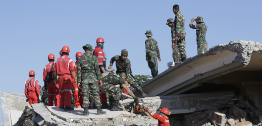Počet obětí zemětřesení v Indonésii stoupl na 131