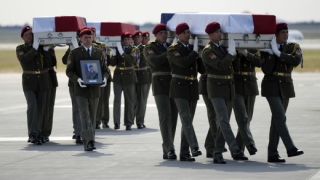 Vojáci nesou rakve s ostatky tří českých vojáků.