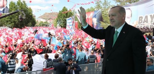 Turecký prezident Recep Tayyip Erdogan a dav jeho příznivců.
