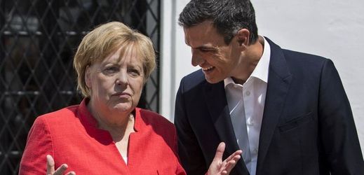 Angela Merkelová a španělský premiér Pedro Sánchez.