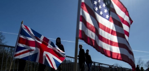 Vlajky USA a Británie.