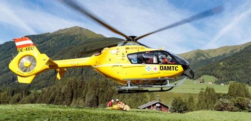 Záchranářský vrtulník, rakouské Alpy.
