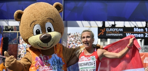 Běžkyně Evra Vrabcová Nývltová po zisku bronzové medaile. 
