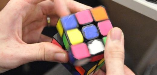 Soutěž ve skládání Rubikovy kostky.