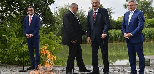 Prezident Miloš Zeman během pálení rudých trenek v Lumbeho zahradě.