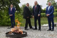 Prezident Miloš Zeman během pálení rudých trenek v Lumbeho zahradě.